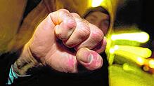Mit Fußfesseln wird der 25-jährige Mann in den Gerichtssaal geführt, mit einer Bewährungsstrafe für Körperverletzung verlässt er das ...