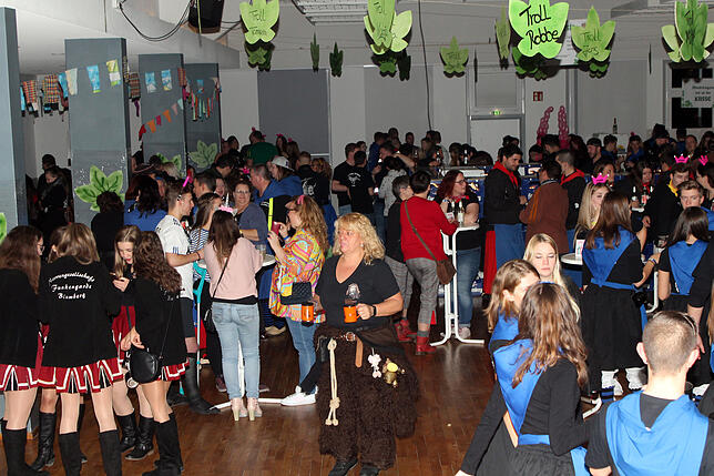 Ein fröhliches Fest ist der gemeinsame Fastnachtsauftakt der Zünfte in der Blumberger Stadthalle, den dieses Jahr die Buchbergrolle ...