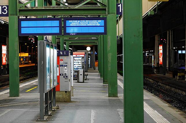 Die Bahnsteige am Stuttgarter Hauptbahnhof sind leer. An den Gleisen 13 und 14 stehen keine Passagiere oder Züge.
