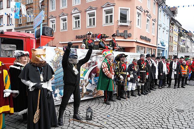 Bild 5: Schlussappell der Katzenmusik am Latschariplatz