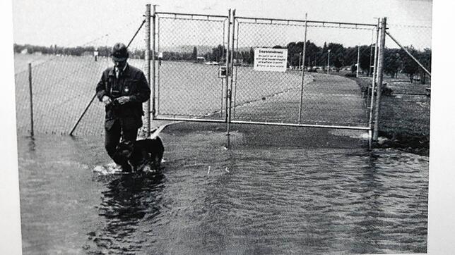 Grenze am Wasser: Das Bild aus dem SÜDKURIER vom 17. Februar 1995 zeigt die Absperrung auf Klein Venedig. Von der heutigen Freizügigkeit ...