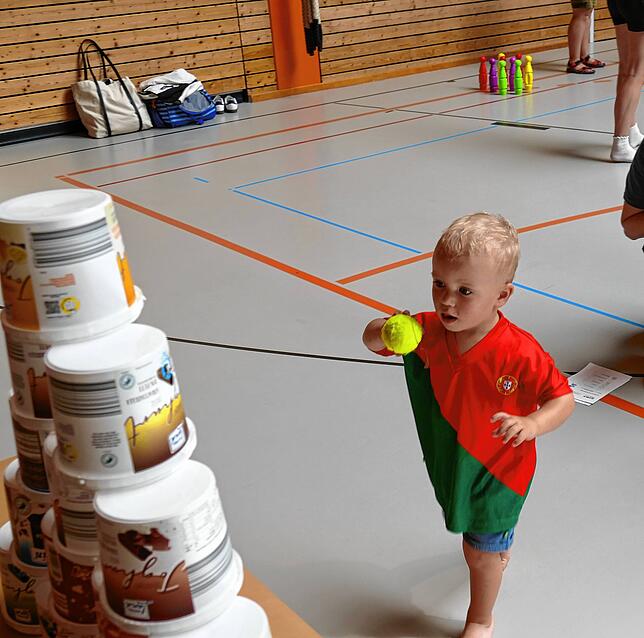 Der zweijährige Henry vom TV Schwenningen zeigt beim Ballwurf wie man`s auch machen kann, räumt einfach alle Hütchen ab, ohne den Ball ...