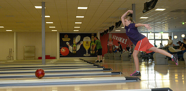 Beim Bowling kommen Eltern und Kinder auf ihre Kosten.