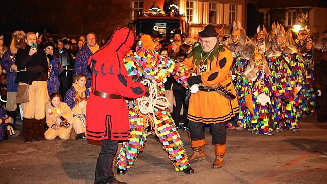 Bild 3: Auf dem Stephansplatz sprühen die Funken &ndash; hier endet die Konstanzer Fasnacht