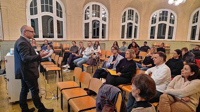 Welche Herausforderungen auf die Stadt als Schulträgerin zukommen, wenn Gymnasiasten künftig wieder ein Jahr länger zur Schule gehen, ...
