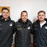 Die Zwillinge Marco (links) und Nico Anders (rechts) mit ihrem Bruder und Trainer Patrick Anders.