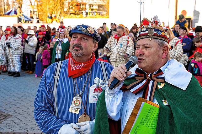 Bild 5: So wird der Narrenbaum am Samstag beim Narrentreffen in Bad Dürrheim aufgestellt!