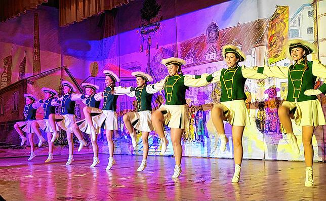 Die Burggarde Riedheim, die zum ersten Mal den bunten Abend mitgestaltete, löste mit ihrer fulminanten Tanznummer zu den Songs von Abba ...