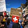 Skepsis gegenüber Corona-Beschränkungen: Obwohl die Schweiz eine vergleichsweise lockere Corona-Politik verfolgt, kommt es im Land ...