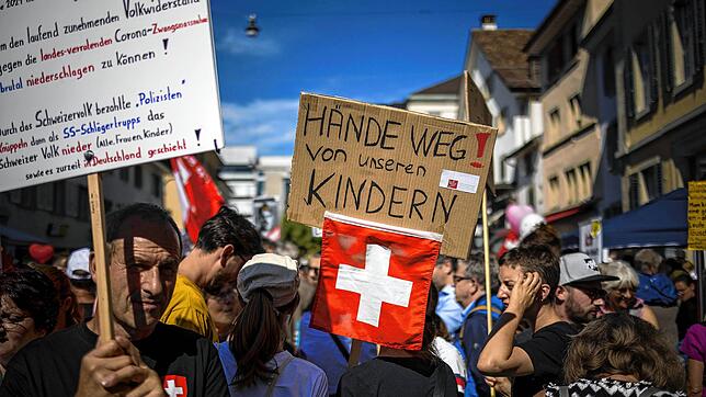 Skepsis gegenüber Corona-Beschränkungen: Obwohl die Schweiz eine vergleichsweise lockere Corona-Politik verfolgt, kommt es im Land ...