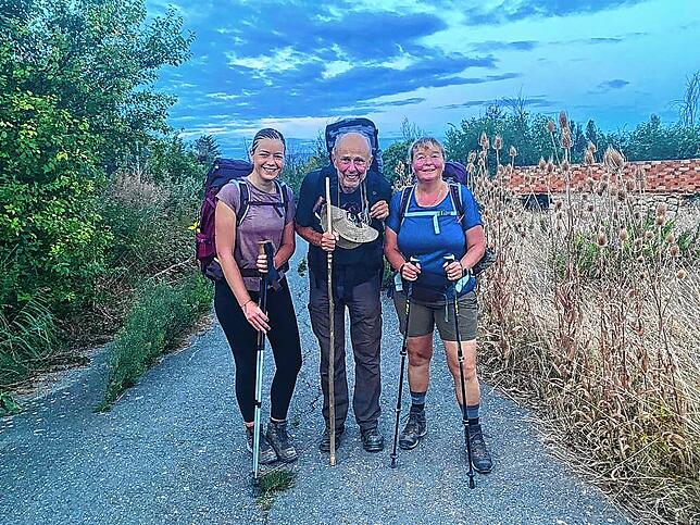 Leonie Amann (links) und ihre Mutter Beatrix aus Gutenstein auf dem Pilgerweg mit einem 81-jährigen Professor.