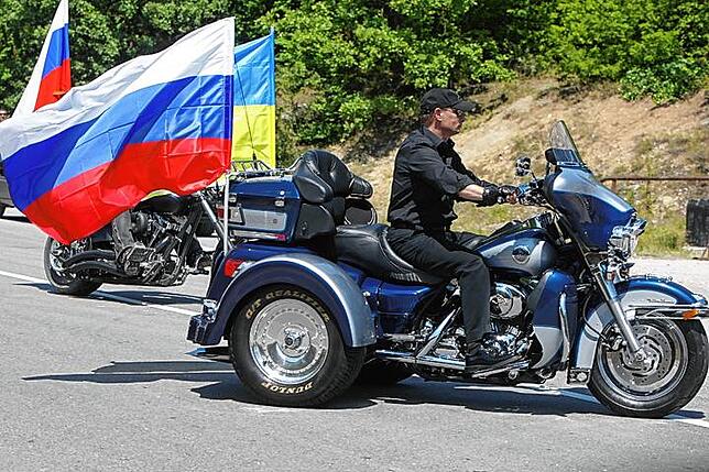 Wladimir Putin mit ukrainischer Fahne auf seiner Harley Davidson Lehman Trike bei einem internationalen Motorradtreffen im Juli 2010 auf ...