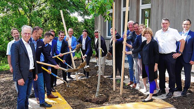 In Tengen &ndash; direkt neben dem Ärztehaus &ndash; steht nun die Schreier-Eiche. Das Bild zeigt Marian Schreier (Bildmitte) beim ...
