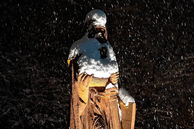 Die Figur von Graf Berthold im Winterkleid.