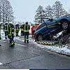 Feuerwehr und Rotes Kreuz haben am Montag, 23. Dezember, einen Einsatz an der Hausener Straße. Eine ältere Frau ist mit ihrem Auto auf ...