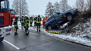 Feuerwehr und Rotes Kreuz haben am Montag, 23. Dezember, einen Einsatz an der Hausener Straße. Eine ältere Frau ist mit ihrem Auto auf ...