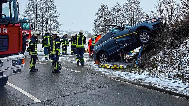 Feuerwehr und Rotes Kreuz haben am Montag, 23. Dezember, einen Einsatz an der Hausener Straße. Eine ältere Frau ist mit ihrem Auto auf ...