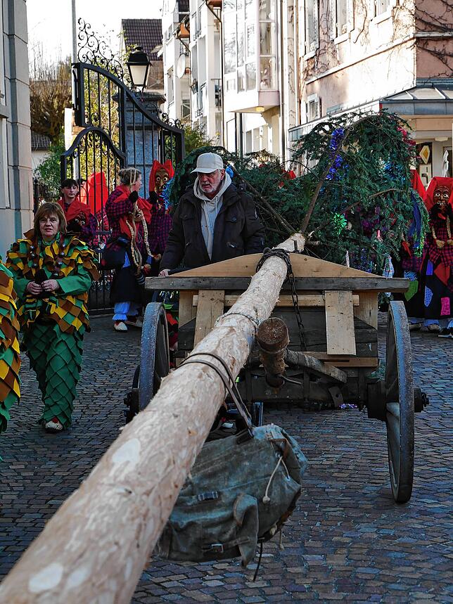 Zahlreiche Besucher säumten die Hauptstraße beim großen Nachtumzug, bevor die Fasnacht mit der von den Blitzgi-Schrätteli organisierten ...