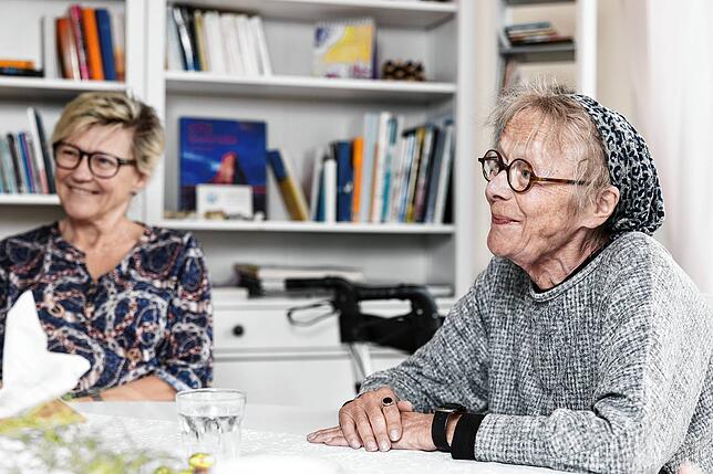 Gisela Schulze und ihre Freundin Birgit Kramer im „Stübli“ des Hospiz Aargau in Brugg.