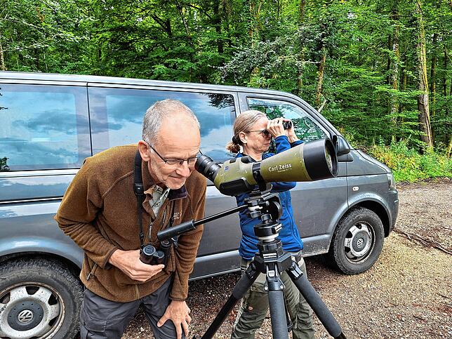 Vogelkundler Daniel Schmidt-Rothmund vom Nabu-Vogelschutzzentrum Mössingen und Anja Matuszak vom Nabu aus Radolfzell beobachten den ...