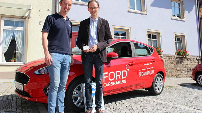 Schnell mal mit dem Auto zum Einkaufen, auch wenn in der eigenen Garage gar keines steht? Steffen Albert und Bürgermeister Micha Bächle ...