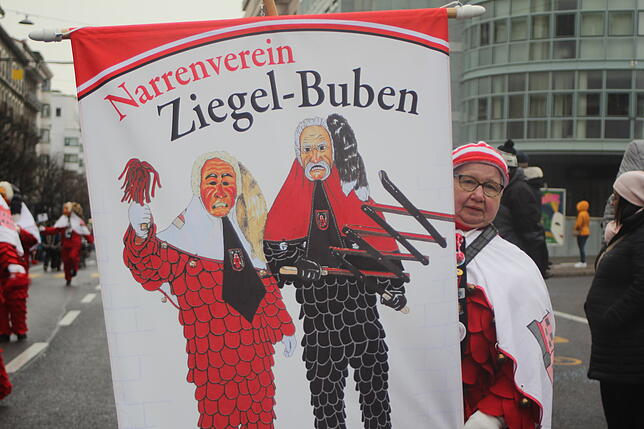 Bild 24: Hästräger und Guggenmusiker aus VS beim Narrentreffen in Fribourg am Sonntag (2)