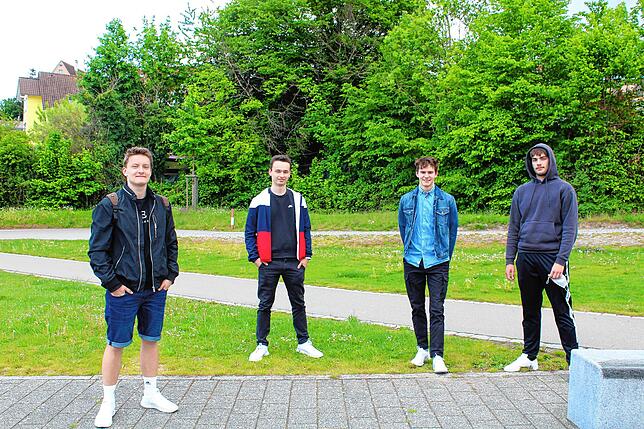 Die Gymnasiasten Paul Jänchen, Lennart Keller, Jeremia Elmlinger und Lukas Friedrich (von links) freuen sich, wieder einen geregelten ...