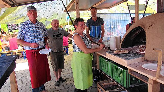 Dinnetle frisch aus dem Holzofen sind beim Dorffest begehrt. Foto: Karl Mägerle