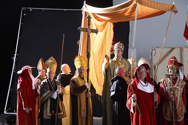 Komparsen stellen in Berlin eine Szene vom Einzug des Papstes Johannes beim Konzil in Konstanz nach.