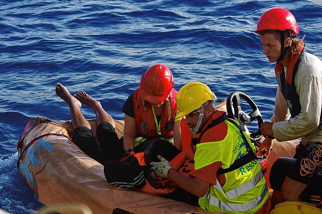 Bereits vier Mal war Thomas Nuding aktiv an der Rettung von Flüchtlingen beteiligt. Auf dem Bild wird ein Flüchtling aus dem Wasser in ...
