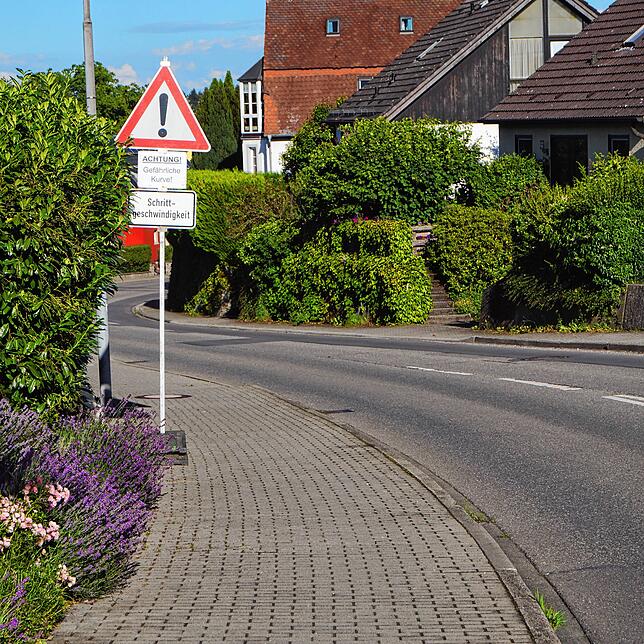 Die Sicht ist nicht gut in dieser Linkskurve. Trotz Warnschildern fahren dort viele Radler zu schnell.