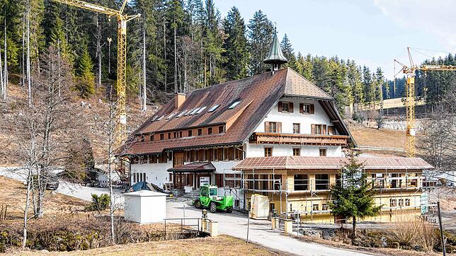 Am bestehenden Gebäude des Hotels &bdquo;Schlüchtmühle&ldquo; wird die bisher freiliegende Terrasse umbaut. Der Gemeinderat stimmte der ...