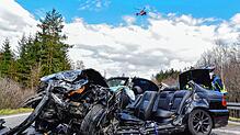 Der BMW eines 26 Jahre alten Autofahrers nach dem Unfall zwischen der Schorenkreuzung und Mönchweiler. Drei Personen wurden schwer verletzt.