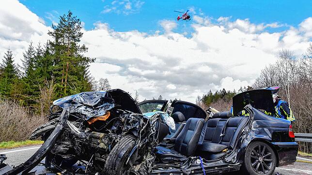 Der BMW eines 26 Jahre alten Autofahrers nach dem Unfall zwischen der Schorenkreuzung und Mönchweiler. Drei Personen wurden schwer verletzt.