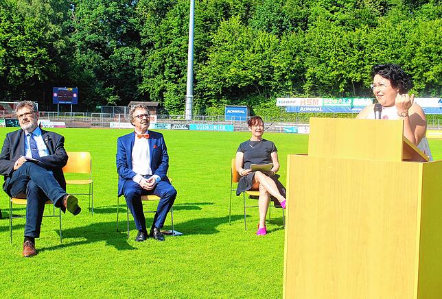 Während der warmherzigen Rede von Elternvertreterin Sabine Schrenk hören Bürgermeister Thomas Kugler, Konrektor Achim Prinz und Rektorin ...