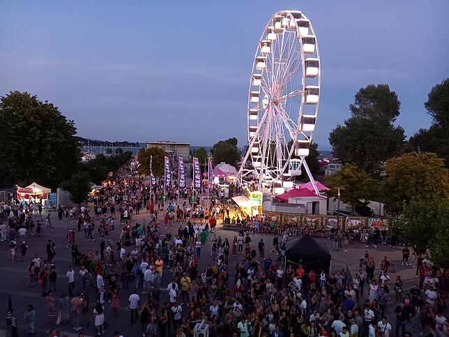 Partyzone: Auf Klein Venedig wird es im Laufe des Abends immer voller. Besonders beliebt sind neben den Musik- und Discoevents die ...