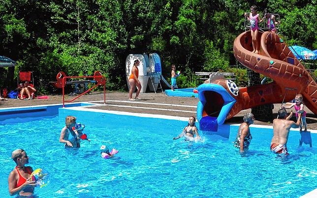 Spiel, Spaß und Abkühlung finden Groß und Klein im Tannheimer Freibad – wie hier im Juli 2017.