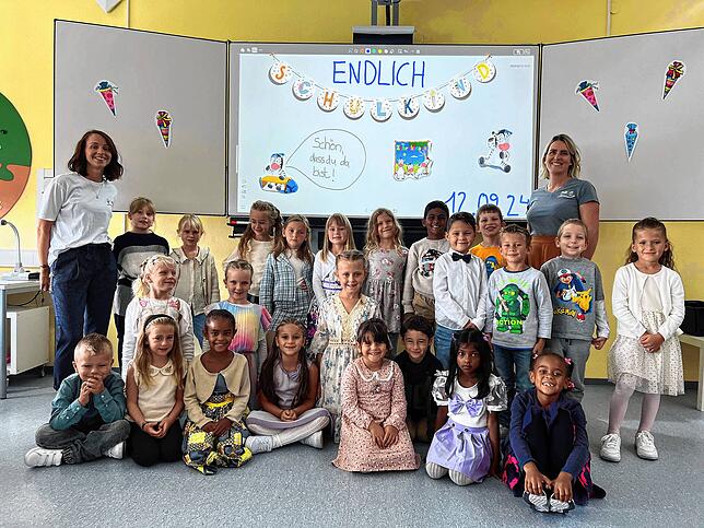 Die Klasse 1 der Schule Aach mit ihren Klassenlehrerinnen Jasmin Paul und Stefanie Truckenbrod.