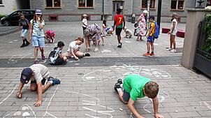 Zum Abschluss des Besuchs im Treffpunkt Horizont malen die Viertklässler der Grundschule Mühlhausen Schutzengel auf die Straße vor dem ...