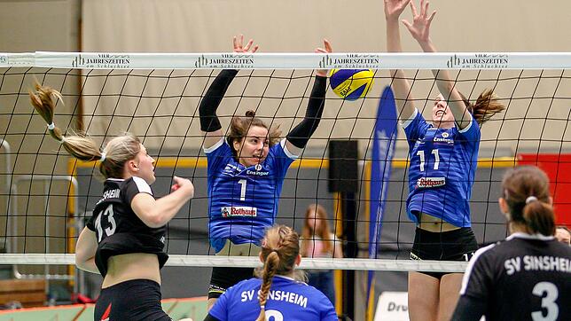 Vergeblicher Abwehrversuch: Die Villingerinnen Klara Single (hinten links) und Jule Gaisser können den Sinsheimer Angriffsball nicht ...