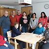 Mitglieder des Fördervereins Haus Eichberg, Pflegekräfte, Heimleiter und Pflegebedürftige haben viel Spaß mit der ToverTafel. Bild: ...