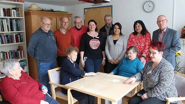 Mitglieder des Fördervereins Haus Eichberg, Pflegekräfte, Heimleiter und Pflegebedürftige haben viel Spaß mit der ToverTafel. Bild: ...