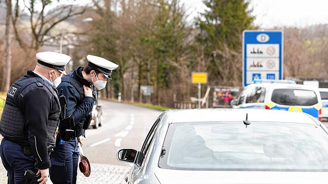 Gibt es einen triftigen Grund für die Einreise? Beamte der deutschen Bundespolizei kontrollieren am 4. Februar 2021 die Einhaltung der ...