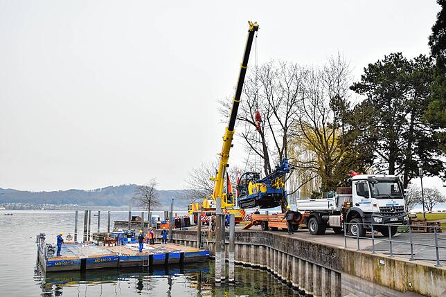 Bild 23: Bilder vom Zusammenbau einer Bohrplattform im Bodmaner Hafen