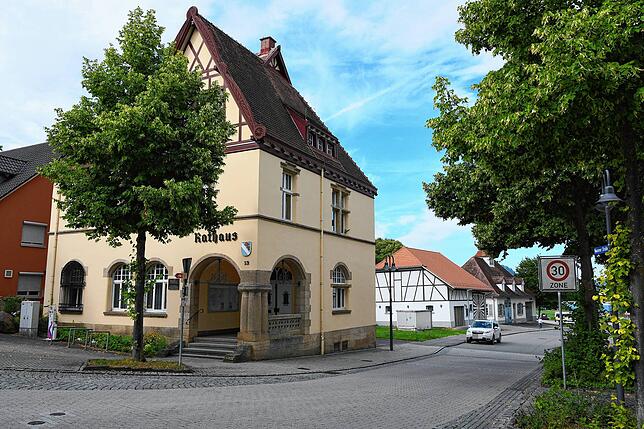 Blick vom Rathaus über das Gebäude der Schlepperfreunde bis zum Feuerwehrhaus in Friedingen. Das Feuerwehrhaus ist für die aktuellen ...