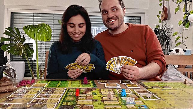 Irem und Sven Jablonski initiieren ehrenamtlich einen Treff für Brettspiele &ndash; kostenlos und generationsverbindend.