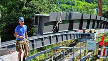 Bild : Die neue Brücke über die Schlücht ist da! Das sind die Bilder vom Aufbau