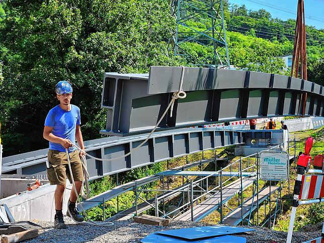 Bild 1: Die neue Brücke über die Schlücht ist da! Das sind die Bilder vom Aufbau