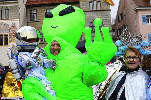 Bild 37: Überlingen am Schmotzigen Donnerstag: Bunte Bilder vom Kindergarten-Zug in der Altstadt