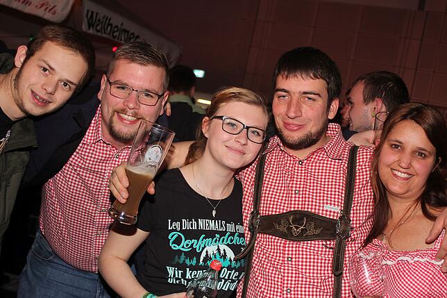 Bild 7: Volles Haus bei der Nikolausparty in Rietheim-Weilheim mit den Dorfrockern &ndash; die Bilder